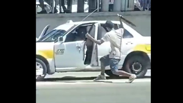 Video:  Ante la mirada de los transeúntes un hombre baja de su vehículo y ataca a taxista en Acapulco con un machete en varias ocasiones