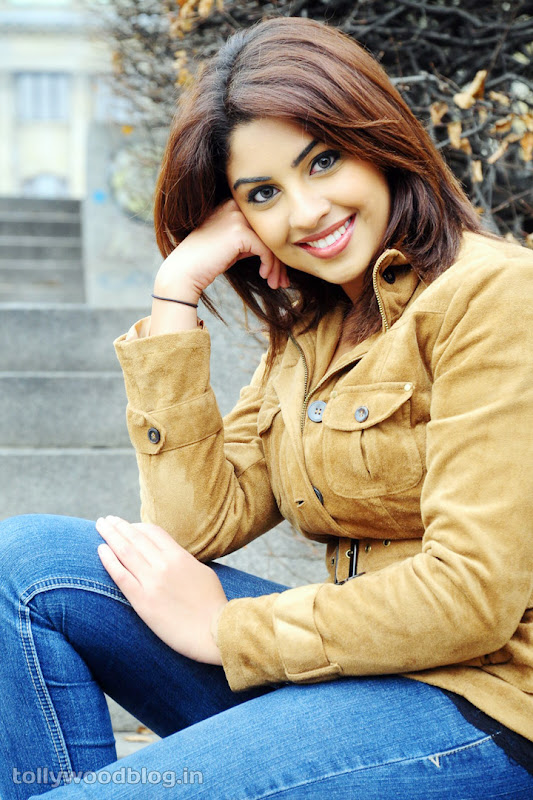 Richa Gangopadhyay Hot Photos in Jeans wallpapers