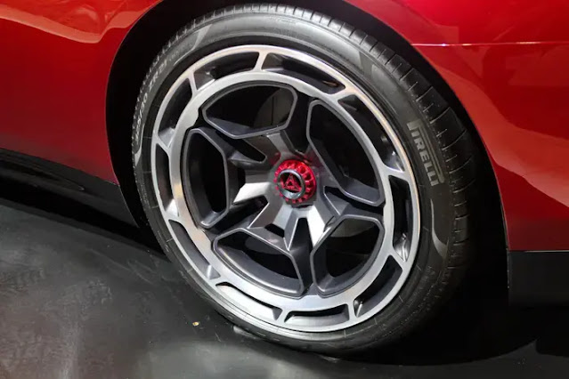 The intricate wheel rim of the Dodge Charger Daytona SRT concept.