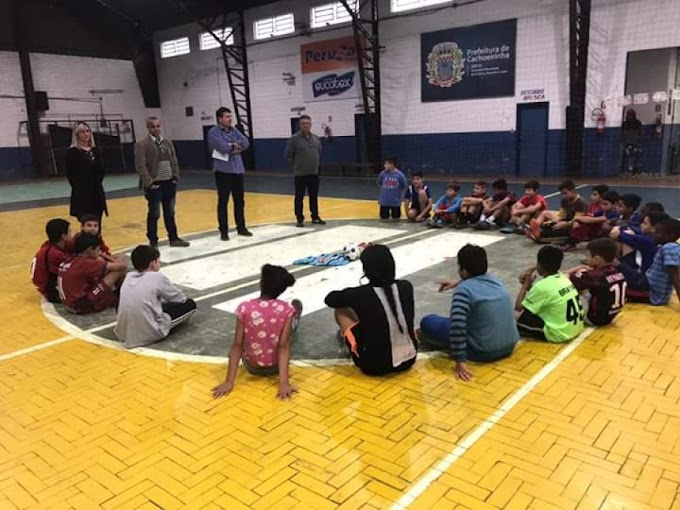 Projeto oferece aulas gratuitas de futsal para jovens no turno inverso em Cachoeirinha