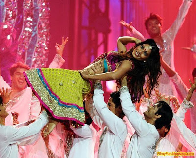 Bipasha Basu performs at the IIFA Awards night in Toronto_FilmyFun.blogspot.com