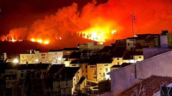 حريق مهول في إسبانيا يتسبب في حالة طوارئ وإجلاء مئات المواطنين (فيديو)