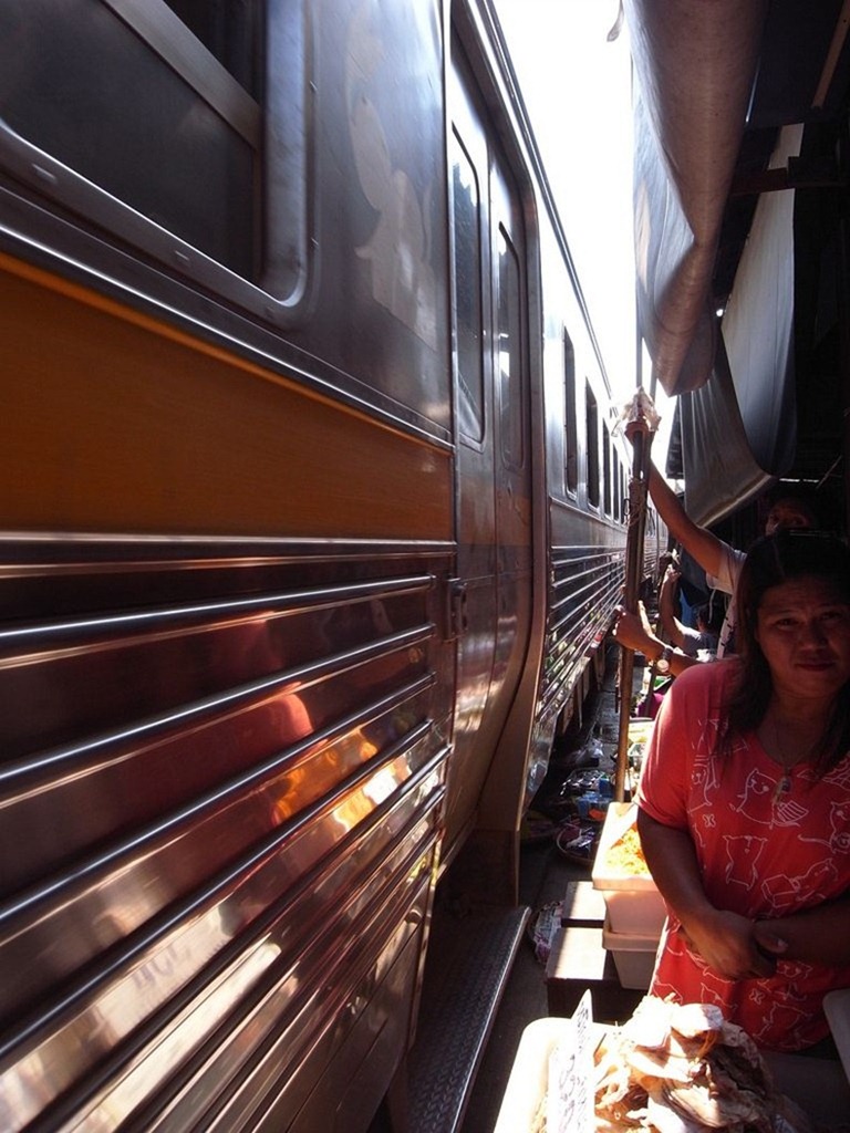 maeklong-railway-market-12 maeklong-railway-market-12