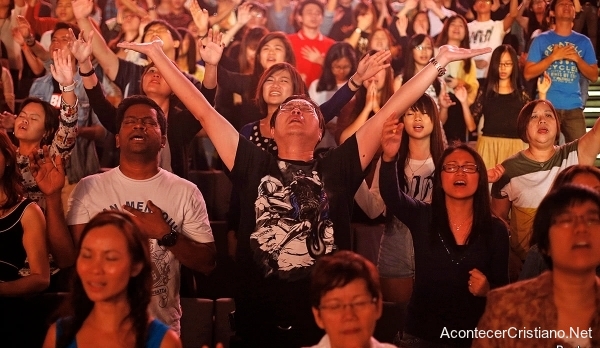 Cristianos de Asia adorando en iglesia