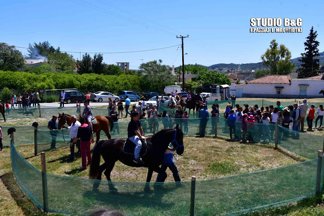 Ναύπλιο: Βόλτες με άλογα για να τιμήσουν τον Άγιο Γεώργιο (βίντεο)