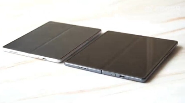 تظهر الصورة التي تقارن بين هاتفي Galaxy Z Fold3 و Vivo X Fold اختلافًا في التجاعيد