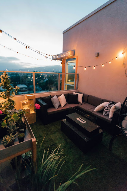 artificial grass on balcony:Photo by Roberto Nickson on Unsplash