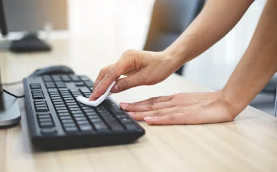 Limpe o teclado do seu computador com lenços umedecidos