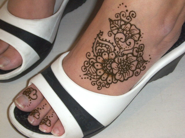 Feet mehndi designs are mostly simple a