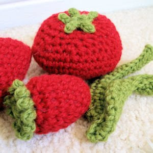 crocheted play food vegetables: strawberry,  tomatoe and green beans