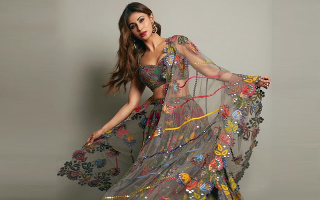 Mouni-Roy-HD-Wallpapers