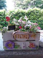 fiori dipinti su cassetta in legno bianca