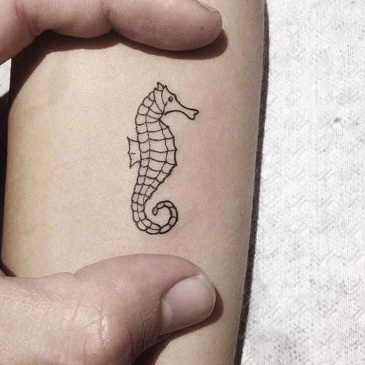 tatuaje caballito de mar pequeño