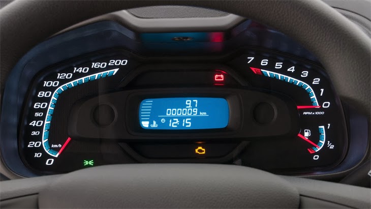 Chevrolet Montana LS é na Rumo Norte - O painel de instrumentos com design arrojado conta com computador de bordo (opcional) e iluminação Ice Blue