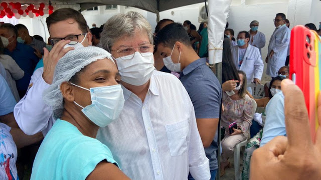 João Azevêdo homenageia enfermeiros e destaca investimentos na área da saúde