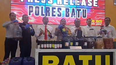 Satresnarkoba Polres Batu Berhasil Bongkar Produksi Miras Tanpa Izin 