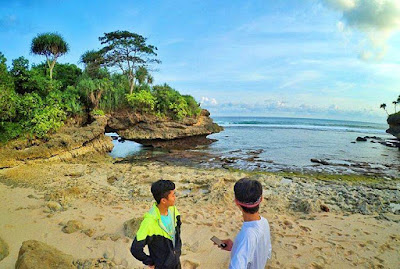 Pantai Karang Bolong Malang