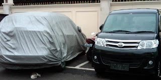 Mobil Rasyid Rajasa di selimuti plastik abu-abu stelah kecelakaan