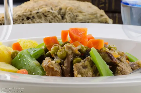 Carne gobernada con menestra de verduras