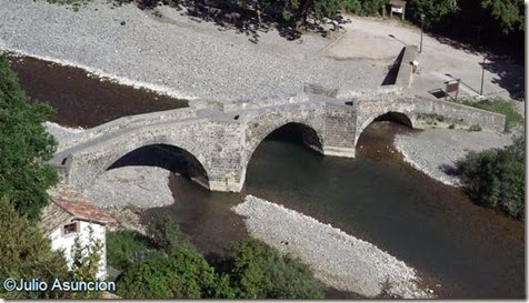 Burgui - Vista del puente medieval desde el cerro del castillo