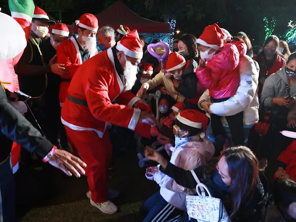 ▲員林市長游振雄更裝扮聖誕老人沿踩街路線發送聖誕糖果，讓現場民眾感受濃濃的聖誕氣氛。（記者林明佑翻攝）