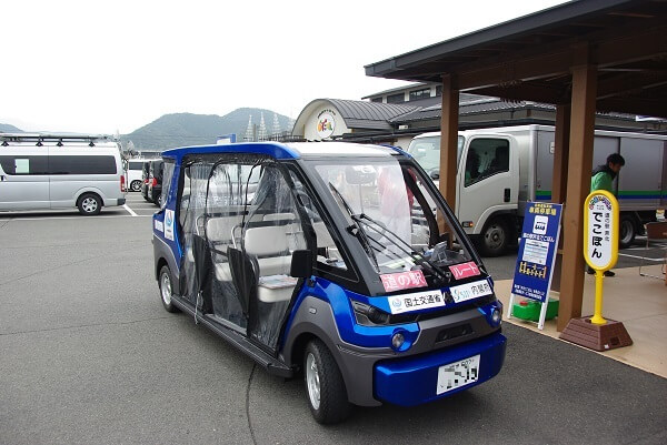 自動運転車の右前方からの写真です