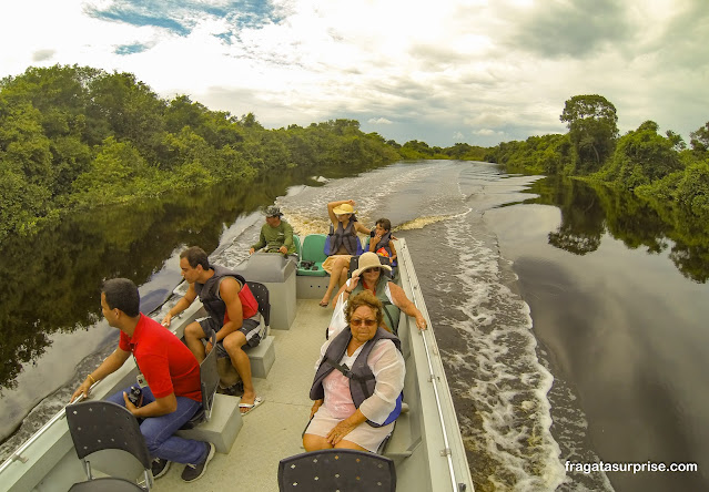 Passeio de voadeira do Hotel Pantanal Mato Grosso no Rio Pixaim