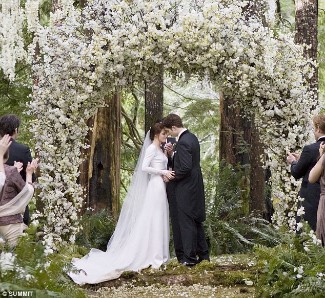 Bella kristen Stewart's stunning 35000 Twilight wedding dress