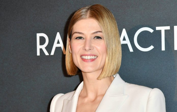 After winning the "Golden Globe" ... Rosamund Pike reveals a special place to keep the prizes