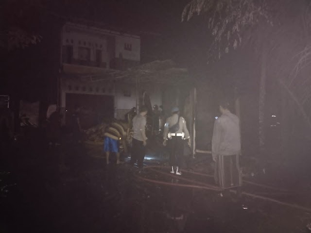 Diduga Korsleting Listrik Rumah dan Gudang Milik Warga Rantewringin Terbakar