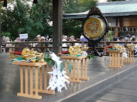 拝殿には神楽鈴と榊