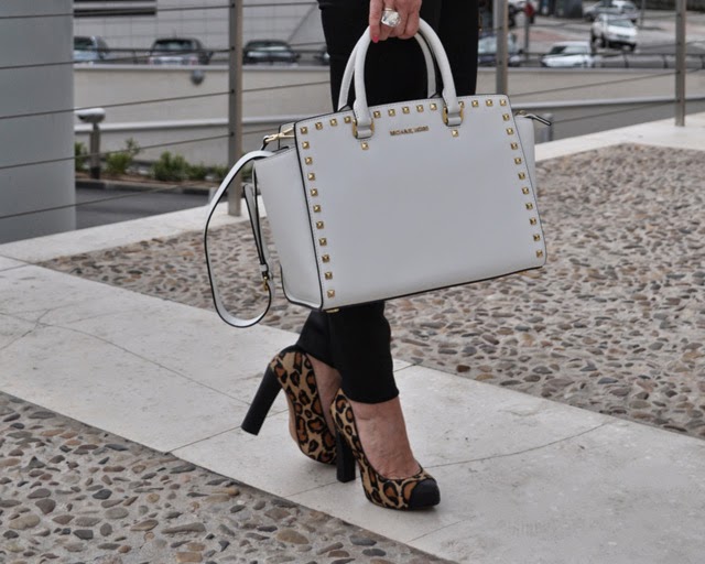 como combinar el bolso Selma Michael Kors 