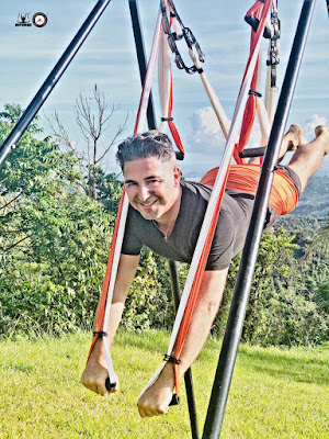 exercice-aeroyoga-plein-air-avec-rafael-martinez-yoga-aerien-fly-flying-hamac-trapeze-stage-formation-cours-retraite