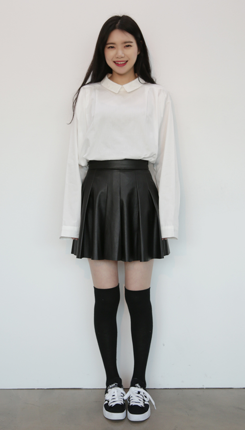  High-Rise Sleek Pleated Skirt
