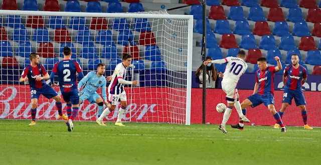 1-2: 77', El remate de Óscar Plano que se convirtió en el segundo gol vallisoletano tras rebotar en Óscar Duarte. LEVANTE U. D. 2 REAL VALLADOLID C. F. 2. 22/01/2021. Campeonato de Liga de 1ª División, jornada 20. Valencia, estadio Ciutat de Valencia. GOLES: 1-0: 62’, Dani Gómez. 1-1: 73’, Rubén Alcaraz. 1-2: 77’, Óscar Plano. 2-2: 83’, Roger.