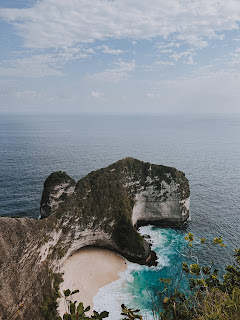 Formação rochosa a entrar no mar, vista de cima