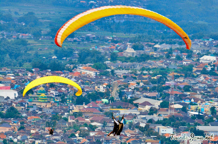 paragliding di Gunung Banyak