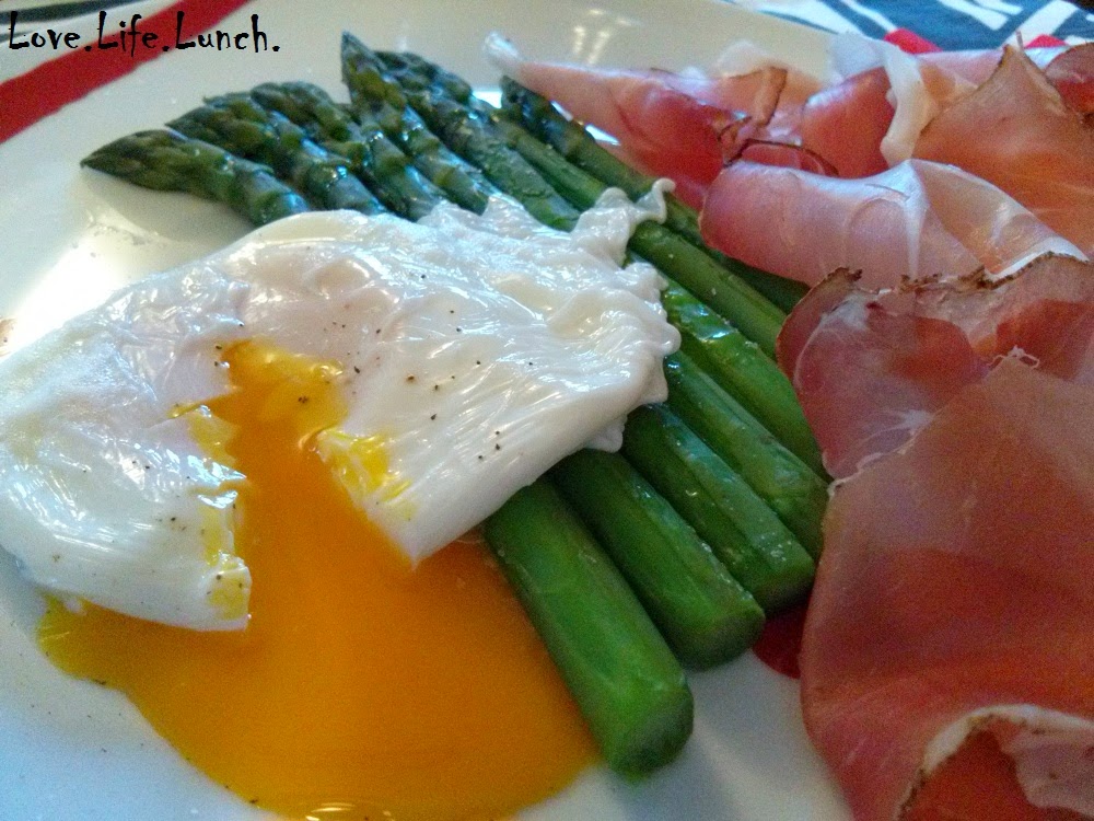 Asparagi con uovo in camicia e speck