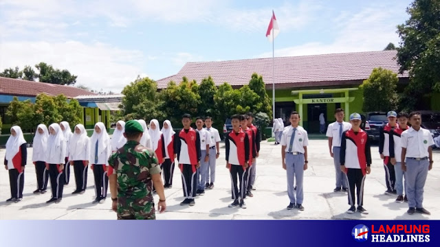 Babinsa Koramil 422-03/Pesisir Tengah Sersan Dua Thora Octhora melatih PBB kepada siswa-siswi Sekolah MAN I KRUI Kabupaten Pesisir Barat