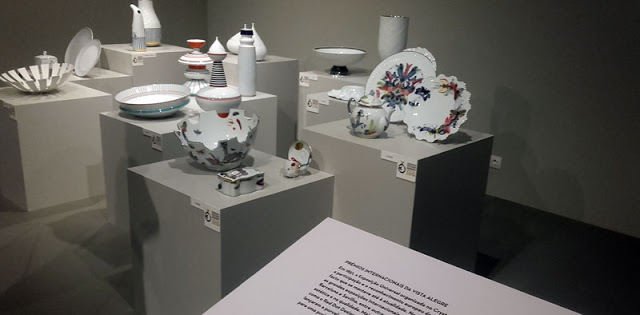peças de porcelana expostas no Museu da Vista Alegre