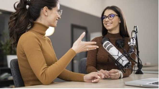 Mujeres grabando podcast