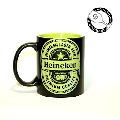 Taza negra grabada color interior verde diseño Heineken