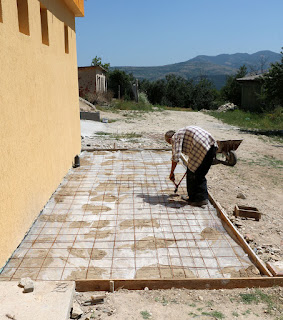 Final touches on the concrete platform