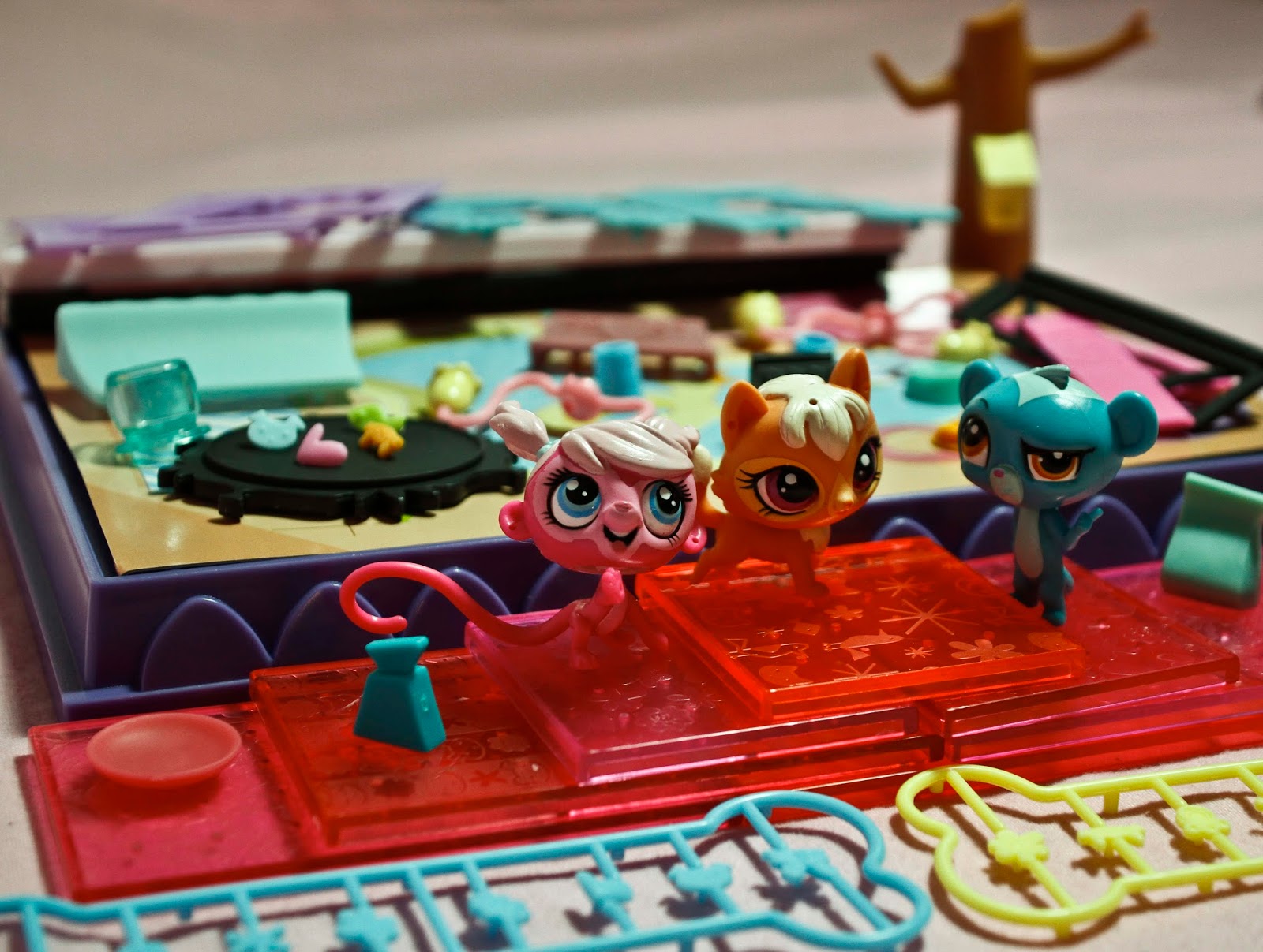 some of the contents and accessories in the littlest pet shop style set