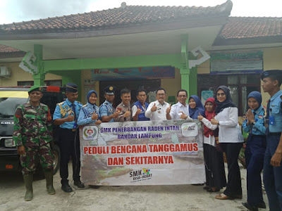 SMK Penerbangan Radin Intan Lampung Salurkan Bantuan Banjir Tanggamus