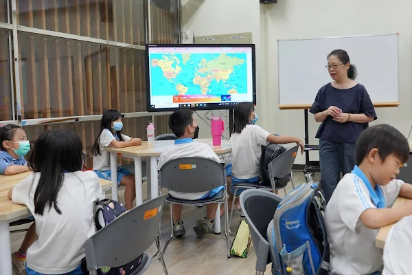 ▲大葉大學英語系張智惠老師帶領大園國小小朋友認識世界。（記者林明佑翻攝）