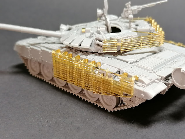  T-72BM Modell 1989 with Cage Armour von Modelcollect by Lynhartt