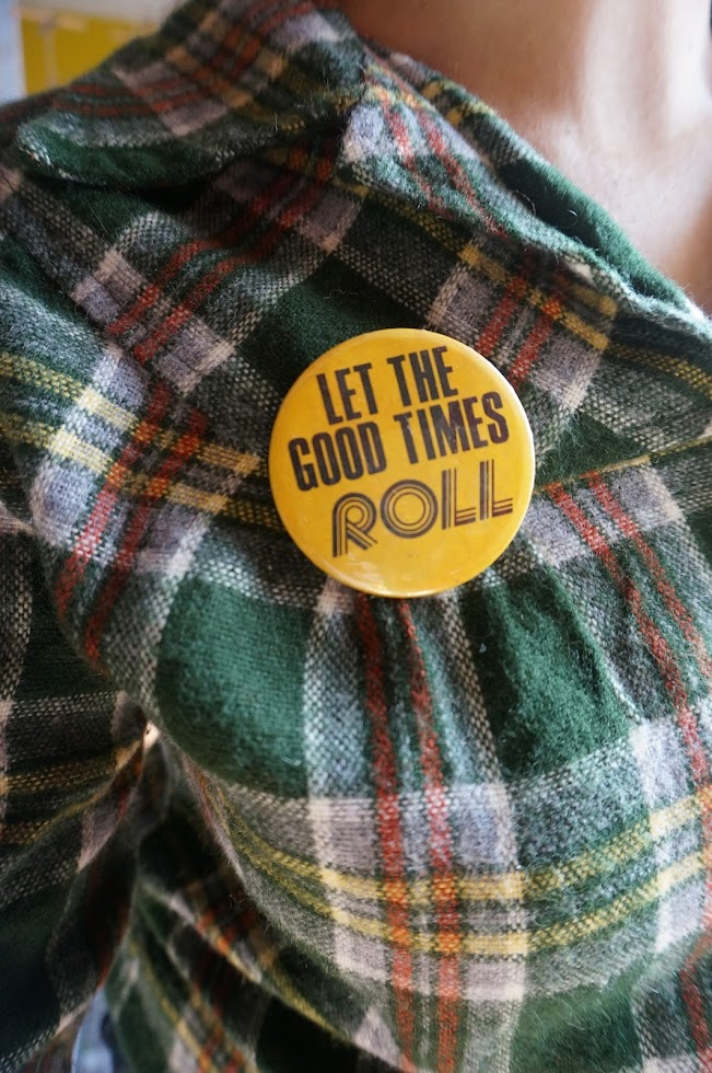 badge années 70 " Let the good times roll 1970s