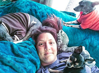 Mujer salva a 20 perros con necesidades especiales y todavía quiere rescatar a más
