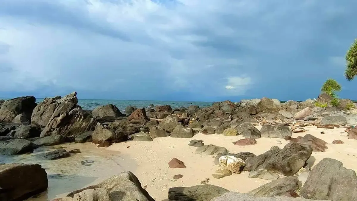 Pemandangan Pantai Alau Alau